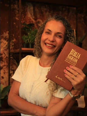 Elisangela Martins — autora do estudo Mulheres da Bíblia
